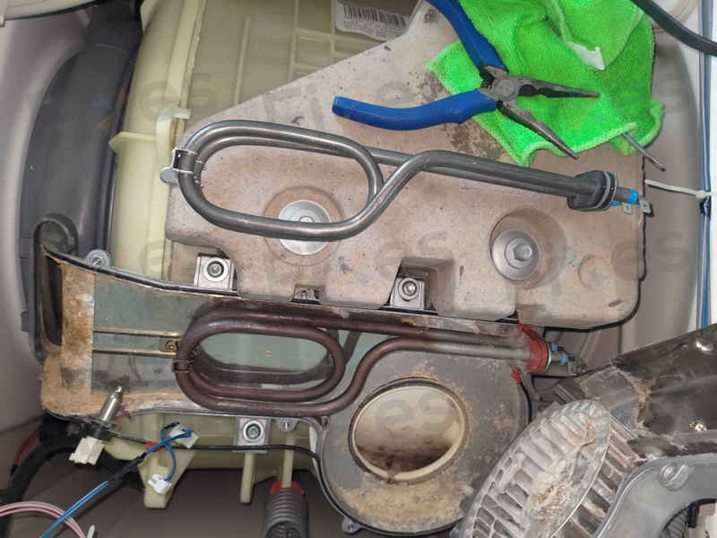過量洗衣液引發惠而浦洗衣機F15故障,烘乾發熱線受損 🧼