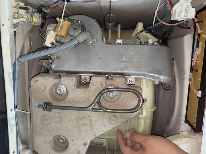 過量洗衣液引發惠而浦洗衣機F15故障,烘乾發熱線受損 🧼