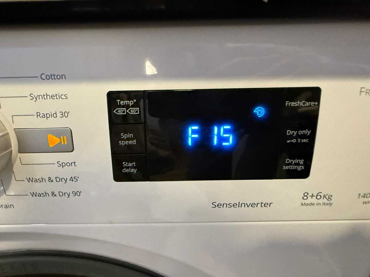 這部Whirlpool WFCR系列洗衣機F15故障碼背後:體貼業主與租客的一天 🌈