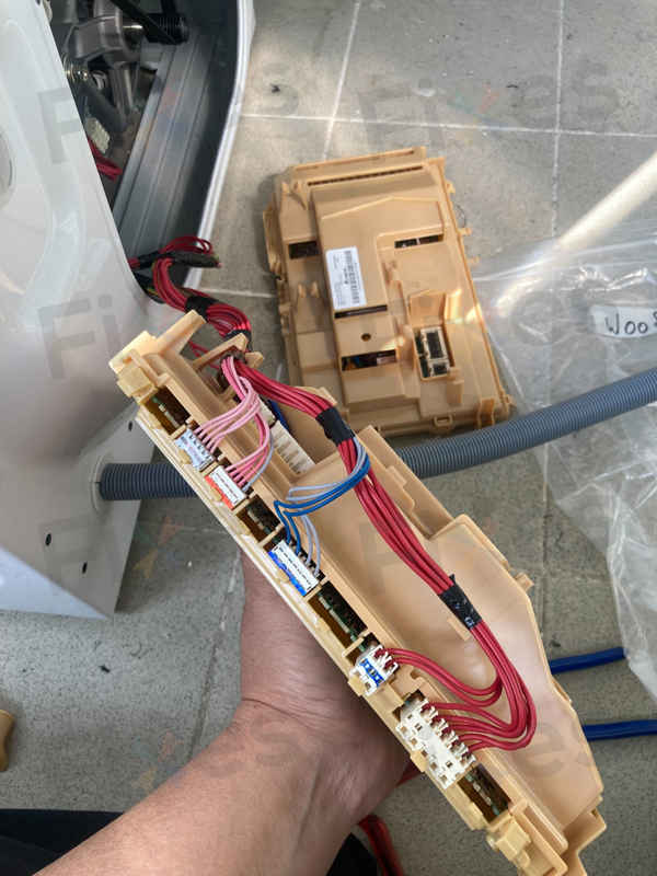從F18到恢復正常運轉：這部Whirlpool FFCR系列洗衣機電子板受潮的啟示 🔁