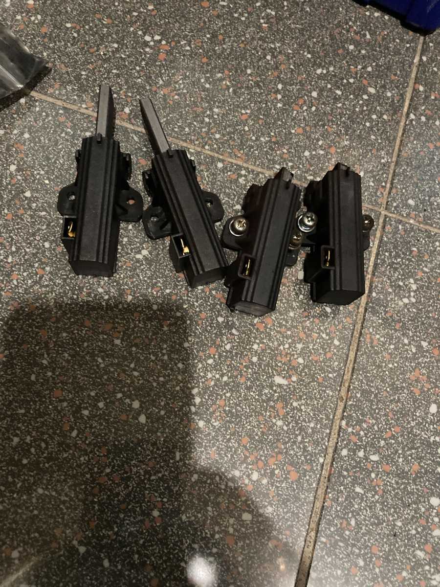 高頻高轉速使用,這部Hitachi BDW系列洗衣機F25故障碳刷磨損警鐘 📣
