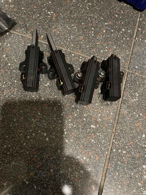 高頻高轉速使用,這部Hitachi BDW系列洗衣機F25故障碳刷磨損警鐘 📣