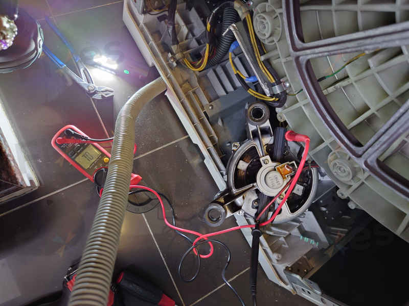 碳刷磨耗是主因？這部Hitachi BDW系列洗衣機F25故障碼排查實例🌀