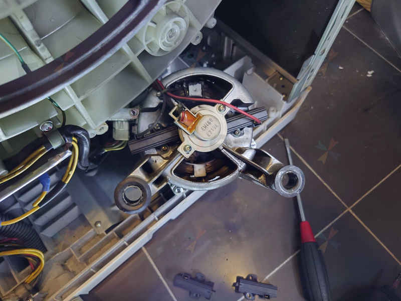 碳刷磨耗是主因？這部Hitachi BDW系列洗衣機F25故障碼排查實例🌀