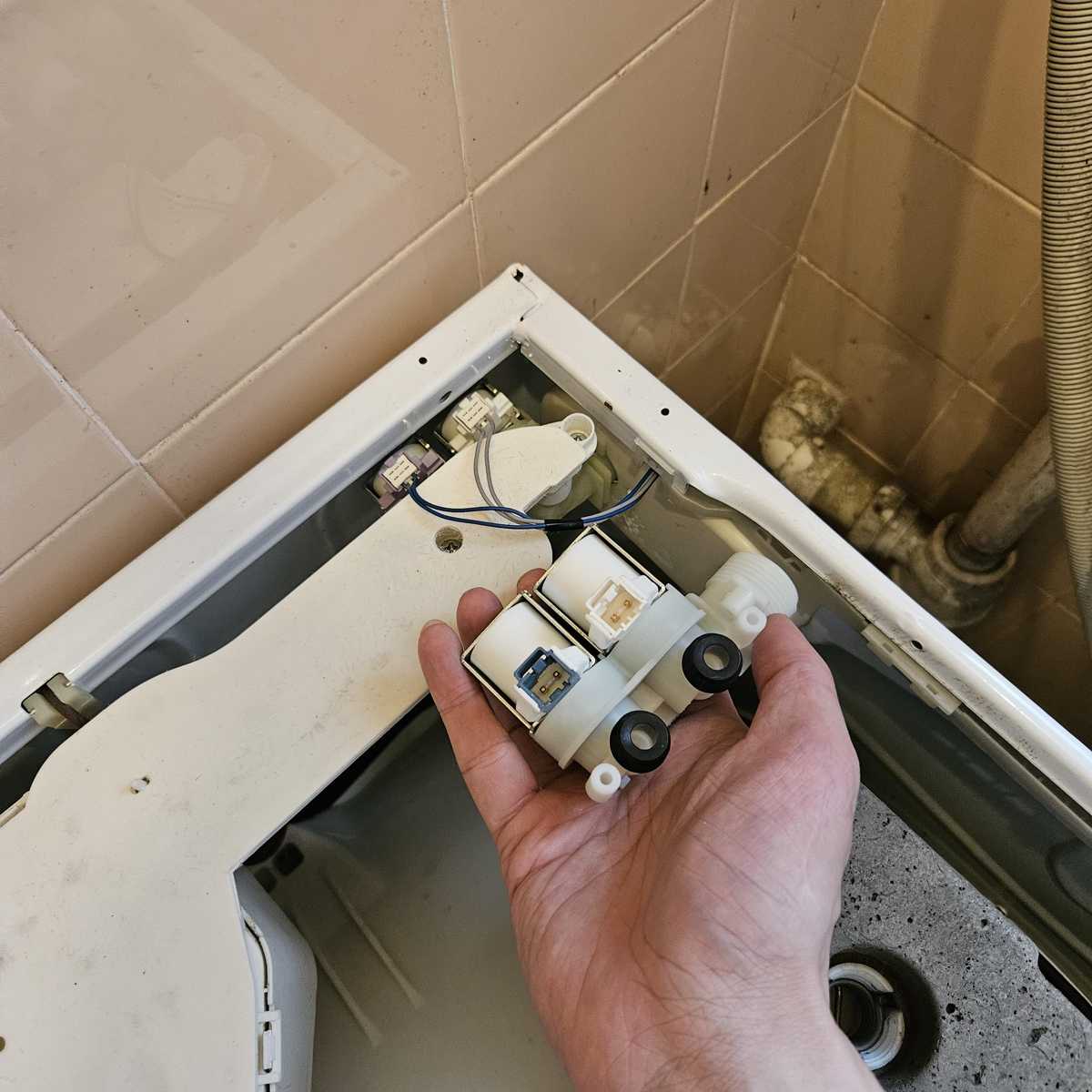 水喉正常出水洗衣機卻說入水不足？這部惠而浦CFCR系列的入水掣原來壞了一邊 🚰