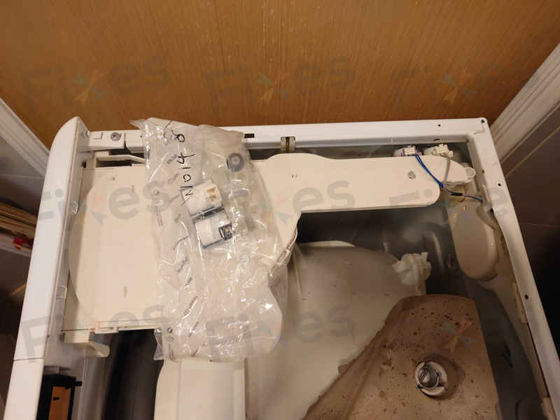 這部Whirlpool CFCR系列洗衣機閃爍H2O?師傅現場更換入水掣實錄 🌊