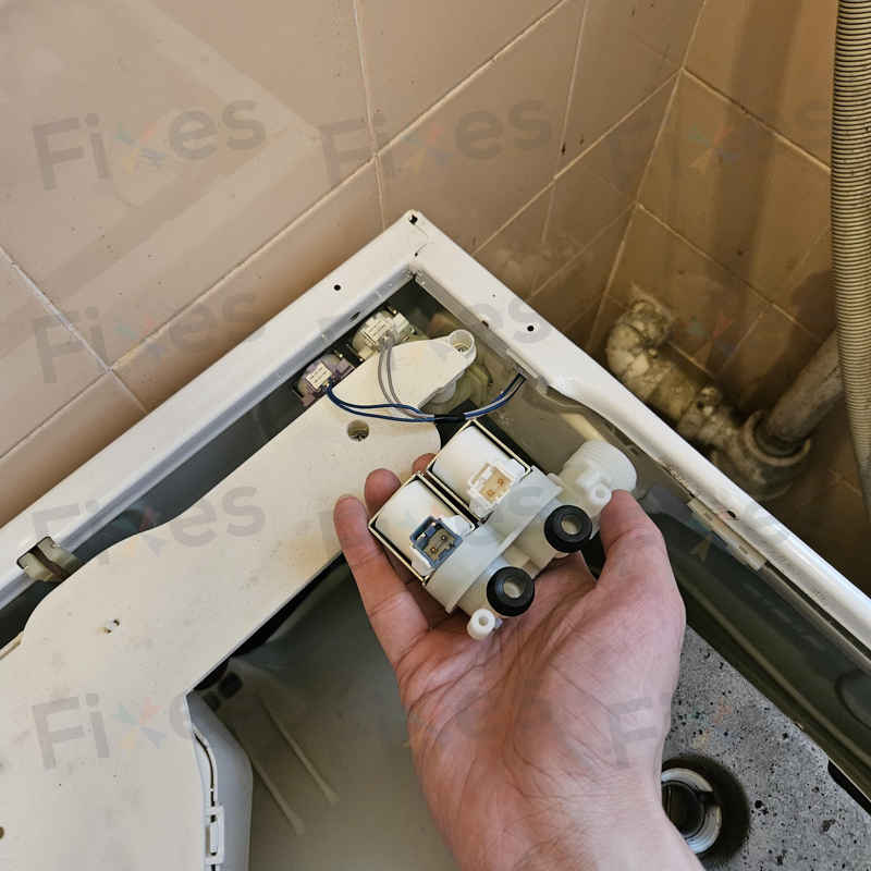 水喉正常出水洗衣機卻說入水不足？這部惠而浦CFCR系列的入水掣原來壞了一邊 🚰