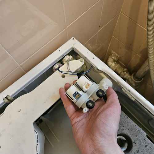 水喉正常出水洗衣機卻說入水不足？這部惠而浦CFCR系列的入水掣原來壞了一邊 🚰