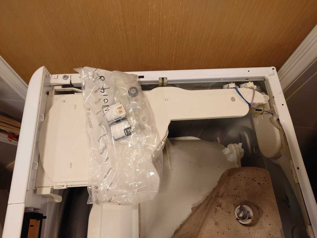 這部Whirlpool CFCR系列洗衣機閃爍H2O?師傅現場更換入水掣實錄 🌊