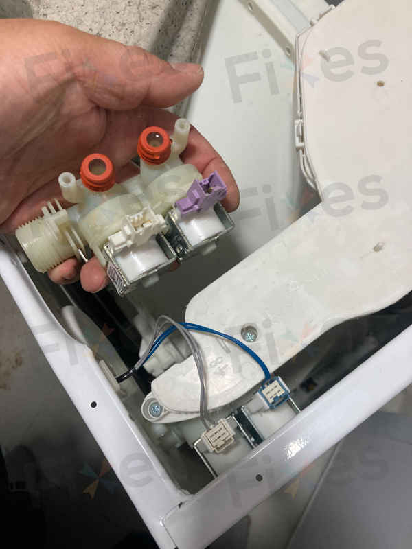 這部惠而浦CFCR系列洗衣機有水聲卻不入水?h2o故障碼背後的雙頭入水掣真相 🔍