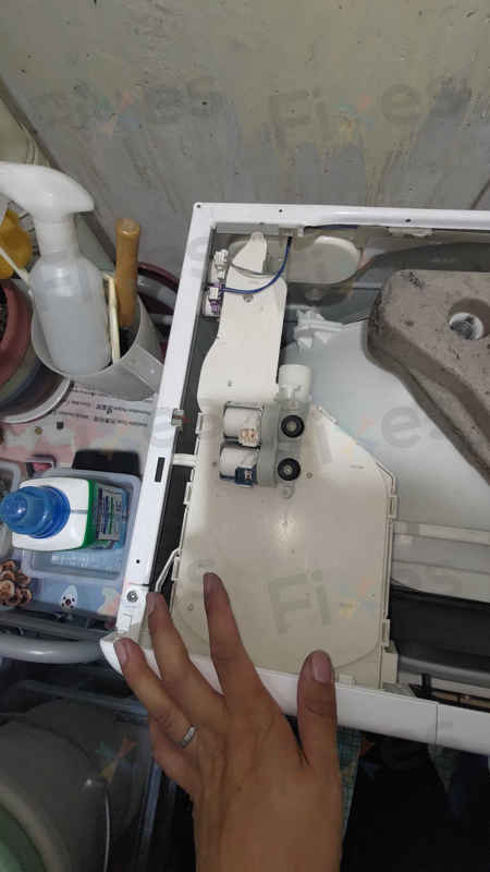 這部惠而浦CFCR系列洗衣機水聲澎湃卻滴水難進?師傅拆機揭示入水掣老化真相 💧