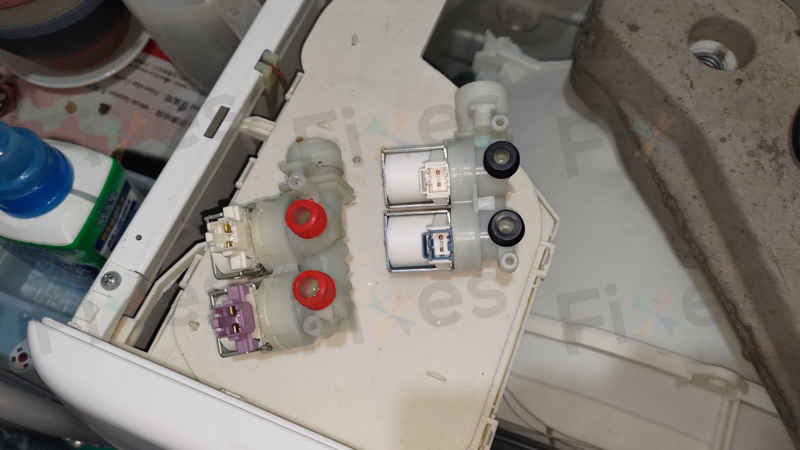 這部惠而浦CFCR系列洗衣機水聲澎湃卻滴水難進?師傅拆機揭示入水掣老化真相 💧