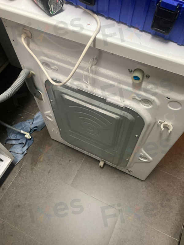這部LG WFN系列洗衣機LE故障碼讓客戶進退兩難，廚房玻璃門成最大障礙 🚪