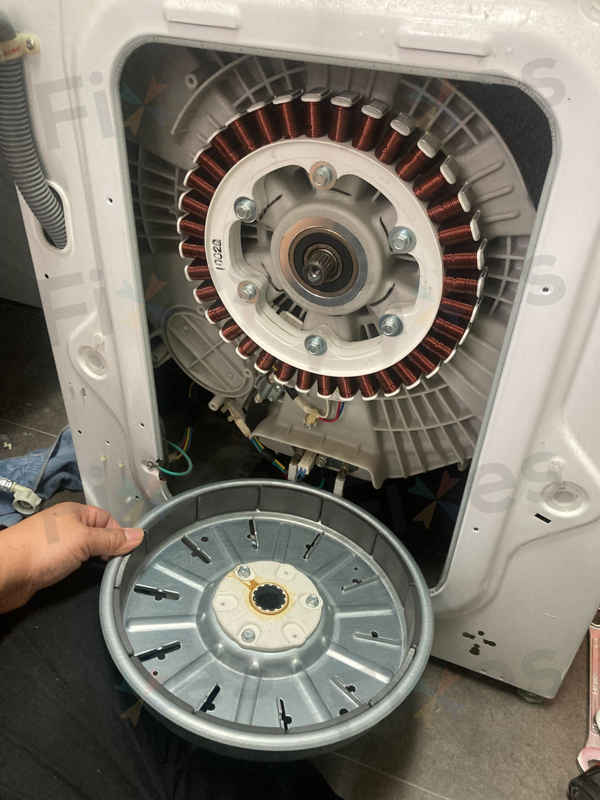 這部LG WFN系列洗衣機LE故障碼讓客戶進退兩難，廚房玻璃門成最大障礙 🚪