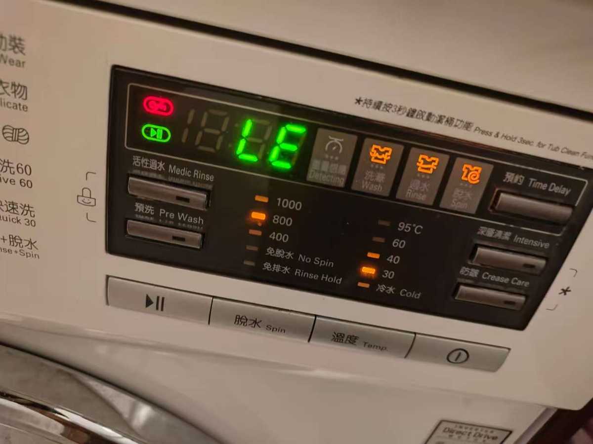 狹窄廚房實錄:師傅現場解決這部LG WFN系列洗衣機LE故障碼🔍