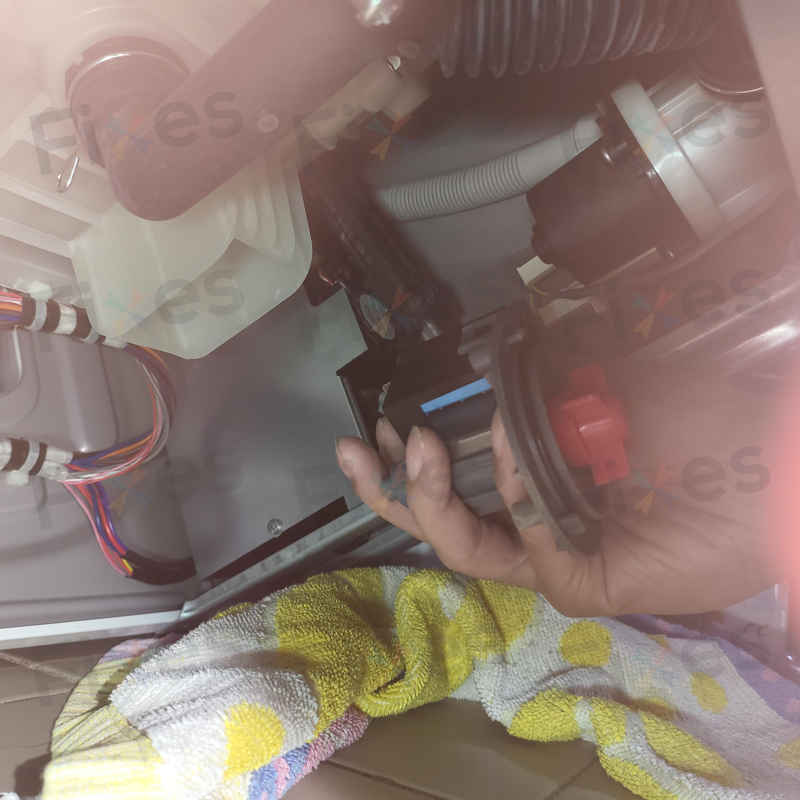 洗衣機U11故障碼？看看這個卡住的小橡筋如何引發大麻煩 🔍