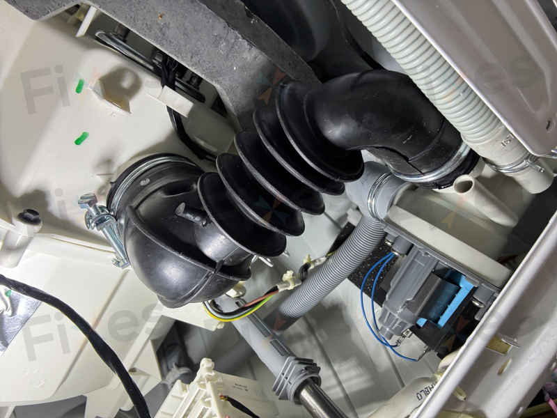 這部Panasonic NA系列前置式洗衣機U11故障，柔順劑殘留引發排水隱憂💧