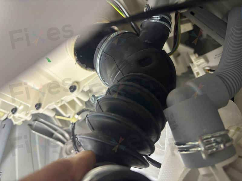 這部Panasonic NA系列前置式洗衣機U11故障，柔順劑殘留引發排水隱憂💧