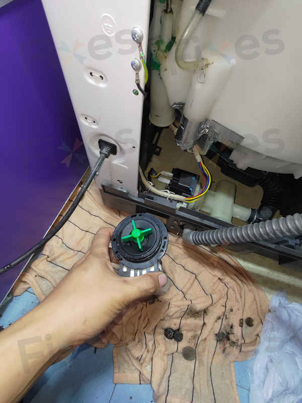 洗衣機U11閃爍、積水不退？這部Panasonic NAF系列洗衣機竟因硬幣作祟 🪙
