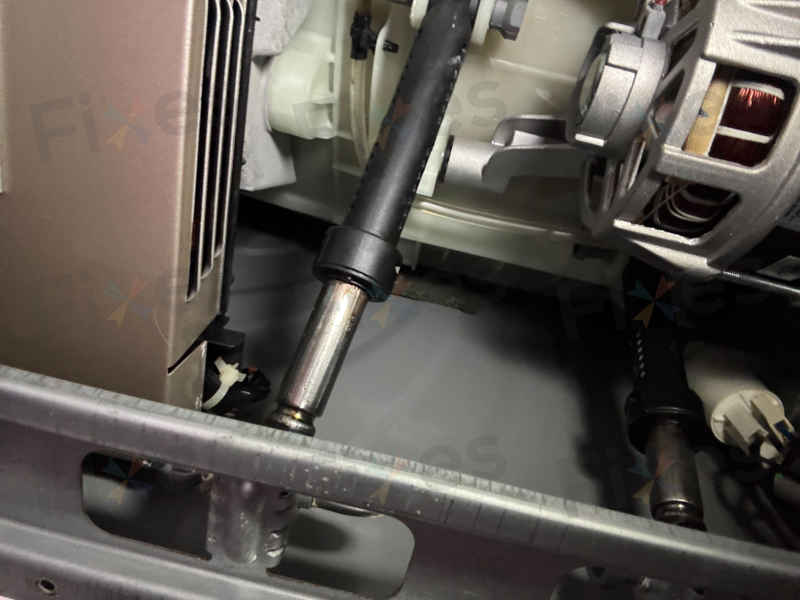 「打籃球」般的彈跳感暴露問題！這部Panasonic NA系列洗衣機避震器老化導致U13故障碼 🏀