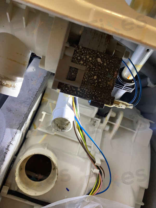 這部Philco PV系列洗衣機出現E03故障碼:排水泵堵塞竟因吸色紙所致 🤔