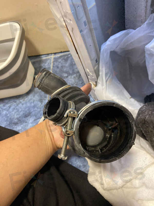 這部Philco PV系列洗衣機出現E03故障碼:排水泵堵塞竟因吸色紙所致 🤔