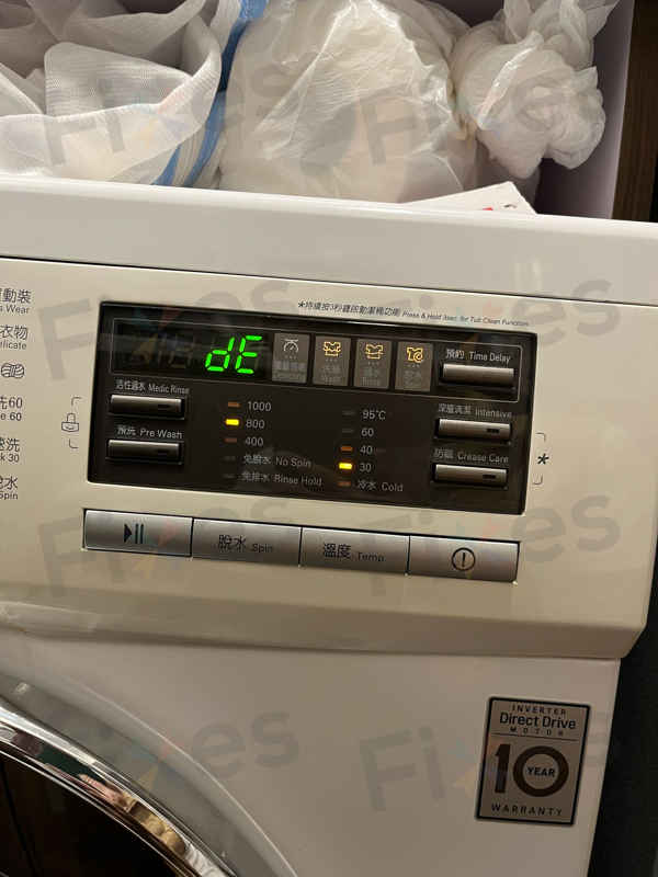 這部LG WFN系列洗衣機突遇dE故障碼,師傅現場更換門鎖掣🗝️