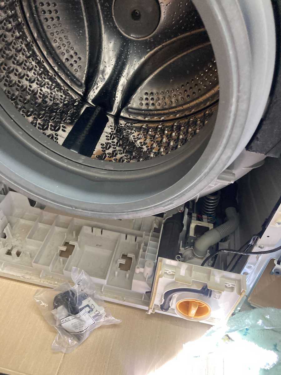 師傅上門檢查這部Hitachi BDW系列洗衣機 C02故障，迅速解決不排水問題 🚀