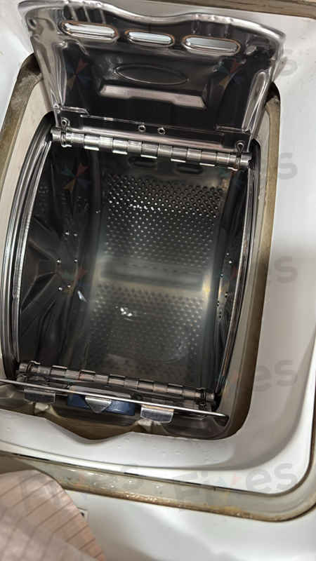 這部Indesit IWTE系列洗衣機排水遇阻：拆機才發現20枚硬幣元兇 🪙