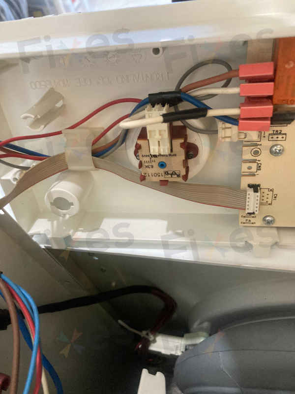 舊面板膠卡巧拆重裝，這部Whirlpool AWI系列洗衣機秒回靜謐🎯