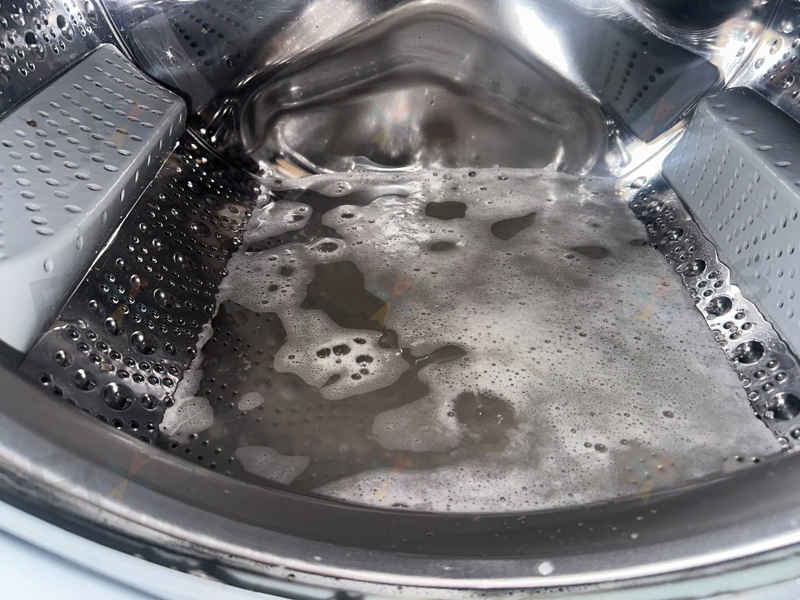 謝小姐在深井接手這部西門子前置式洗衣機，清洗專員揭露機內隱藏污垢 🧫