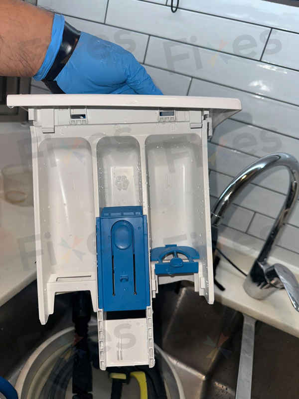 謝小姐在深井接手這部西門子前置式洗衣機，清洗專員揭露機內隱藏污垢 🧫