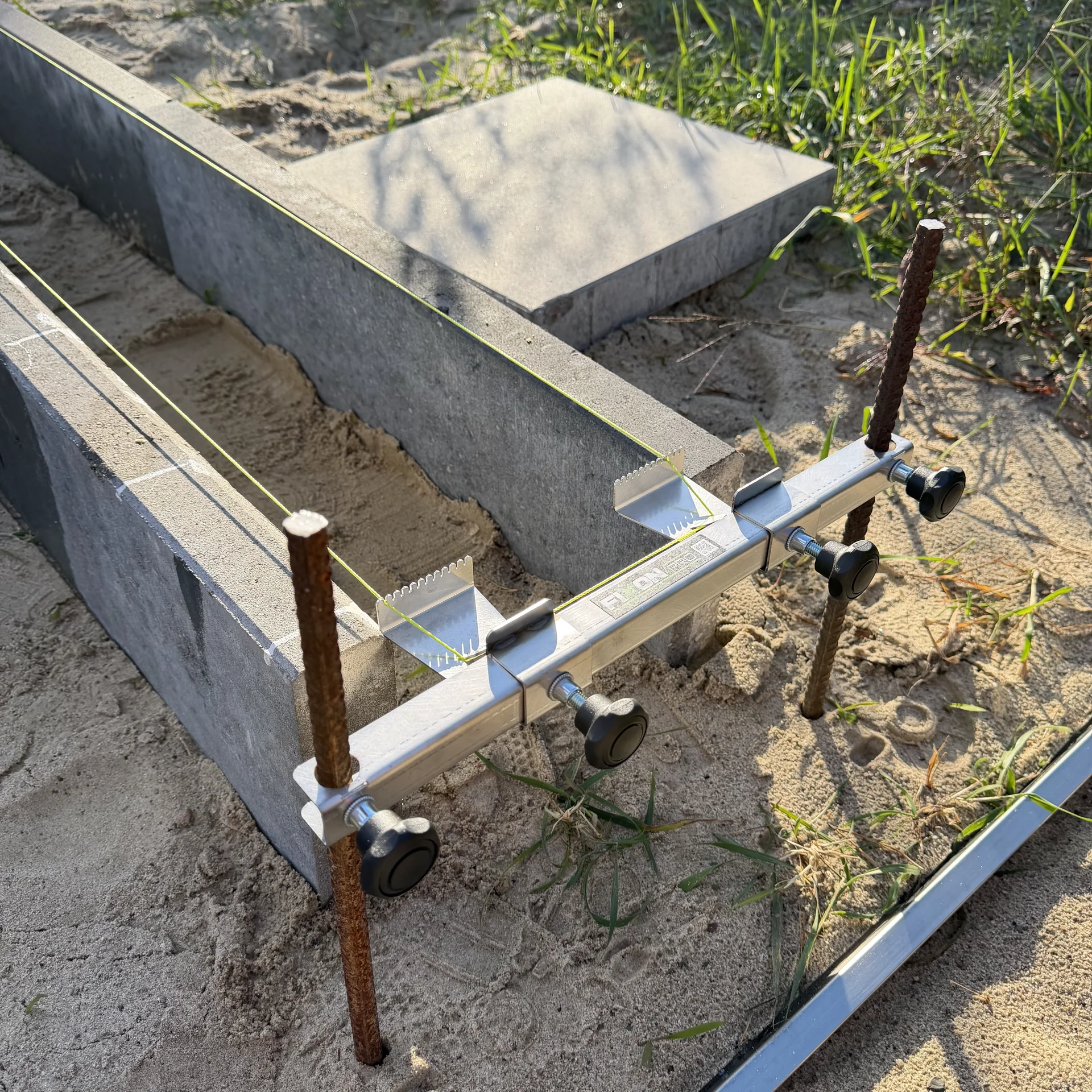 LineFix PRO — nastavitelný nosník pro zednickou šňůru a vytyčování bednění
 4