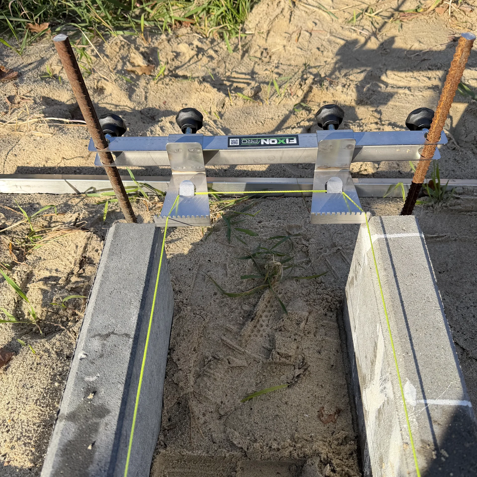 LineFix PRO — nastavitelný nosník pro zednickou šňůru a vytyčování bednění
 3