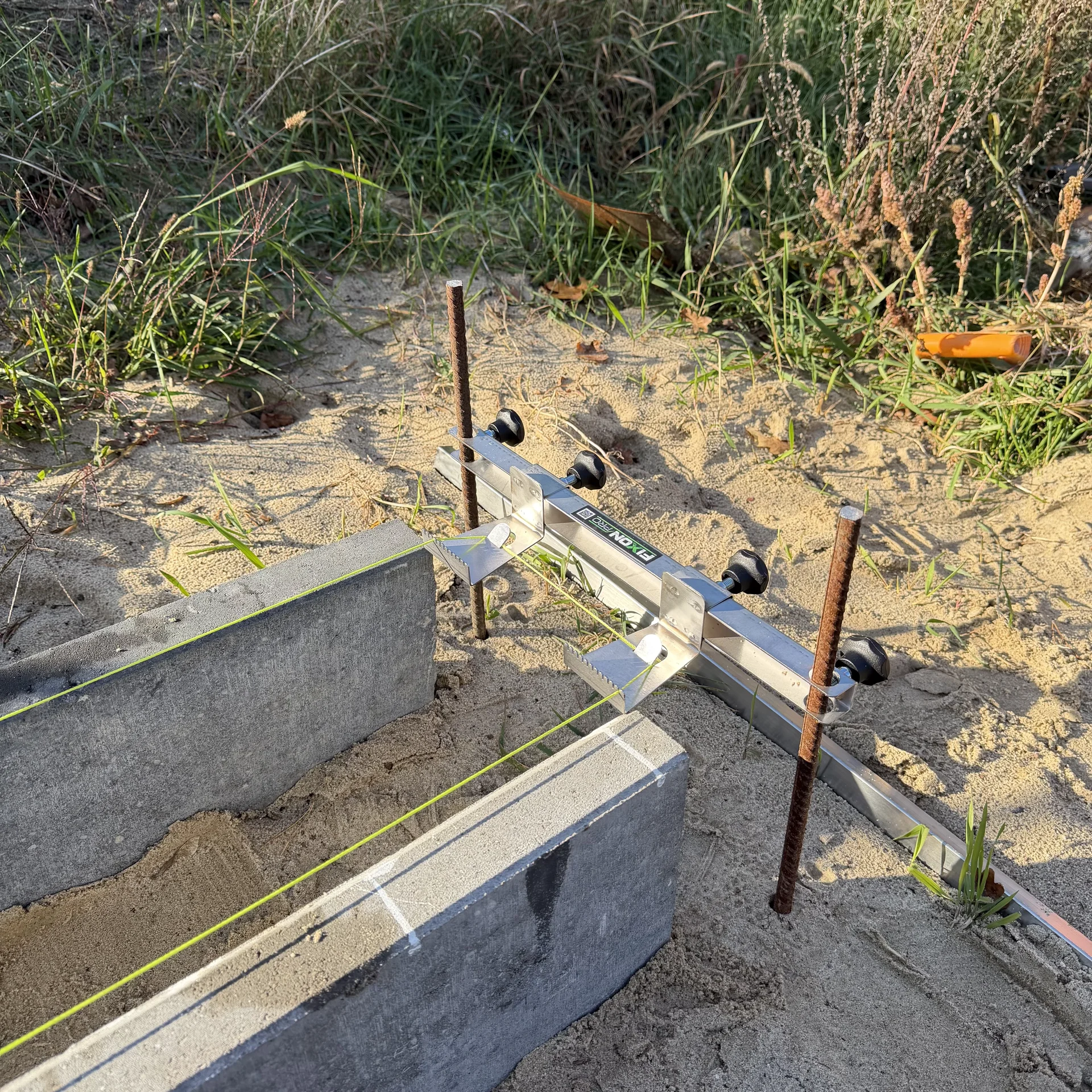 LineFix PRO — nastavitelný nosník pro zednickou šňůru a vytyčování bednění
 5