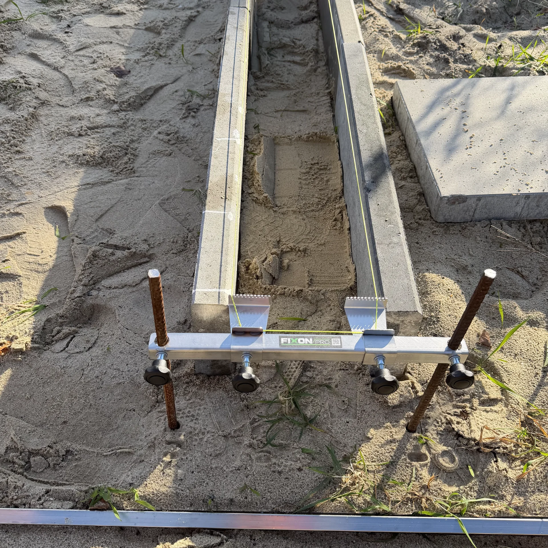 LineFix PRO — nastavitelný nosník pro zednickou šňůru a vytyčování bednění
 2