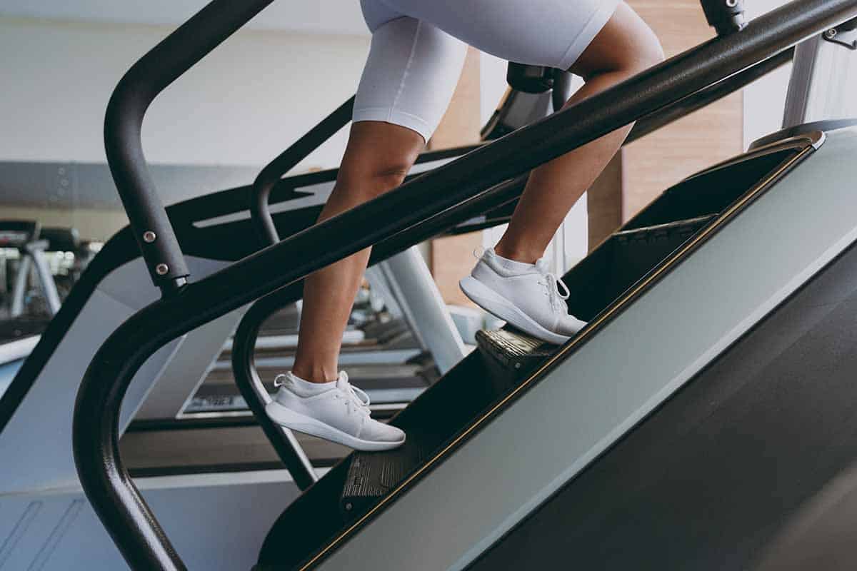 What is stairmaster, a picture of a stair step machine 