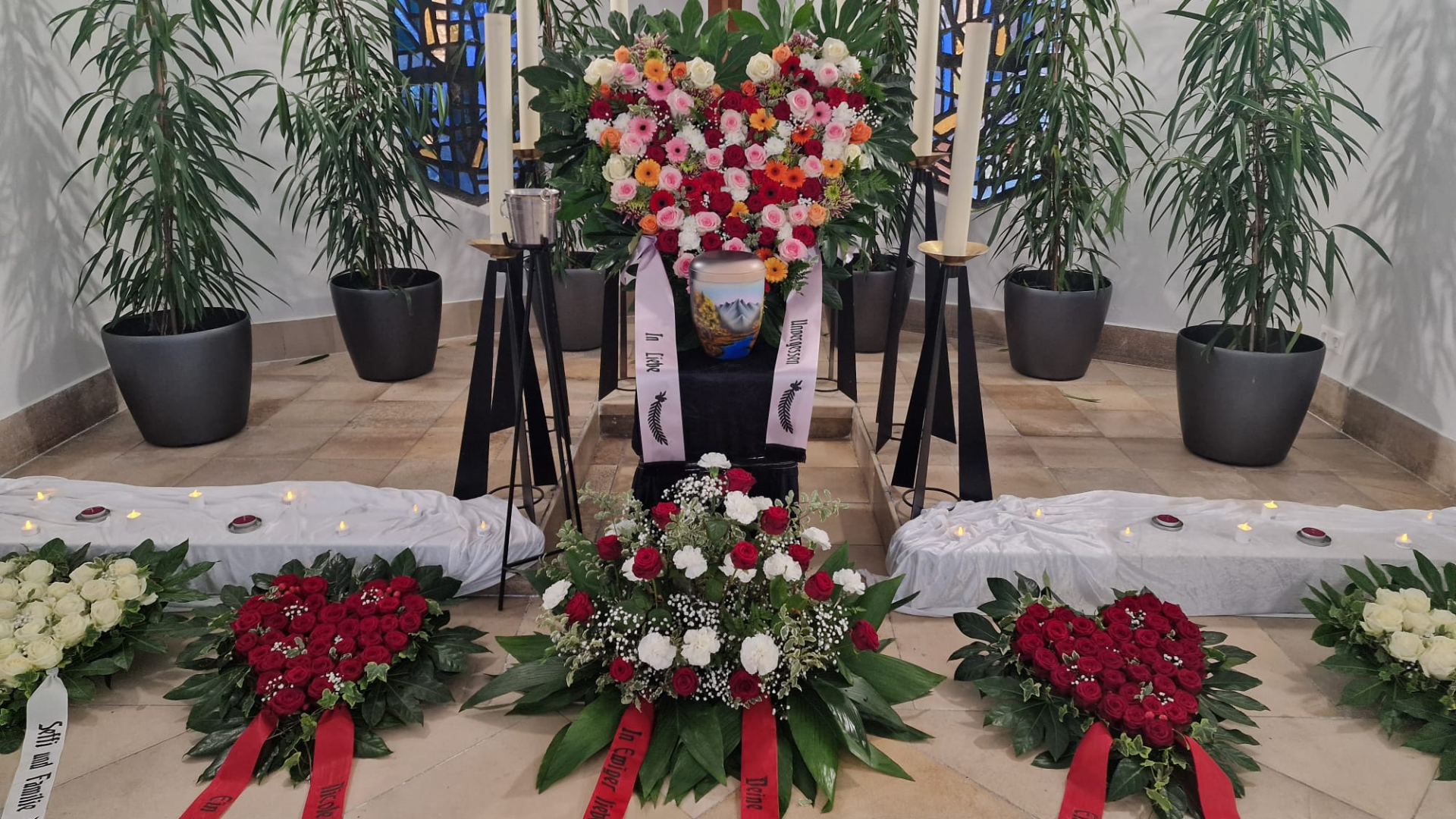 Bild eines Trauerarrangements in einer Kirche