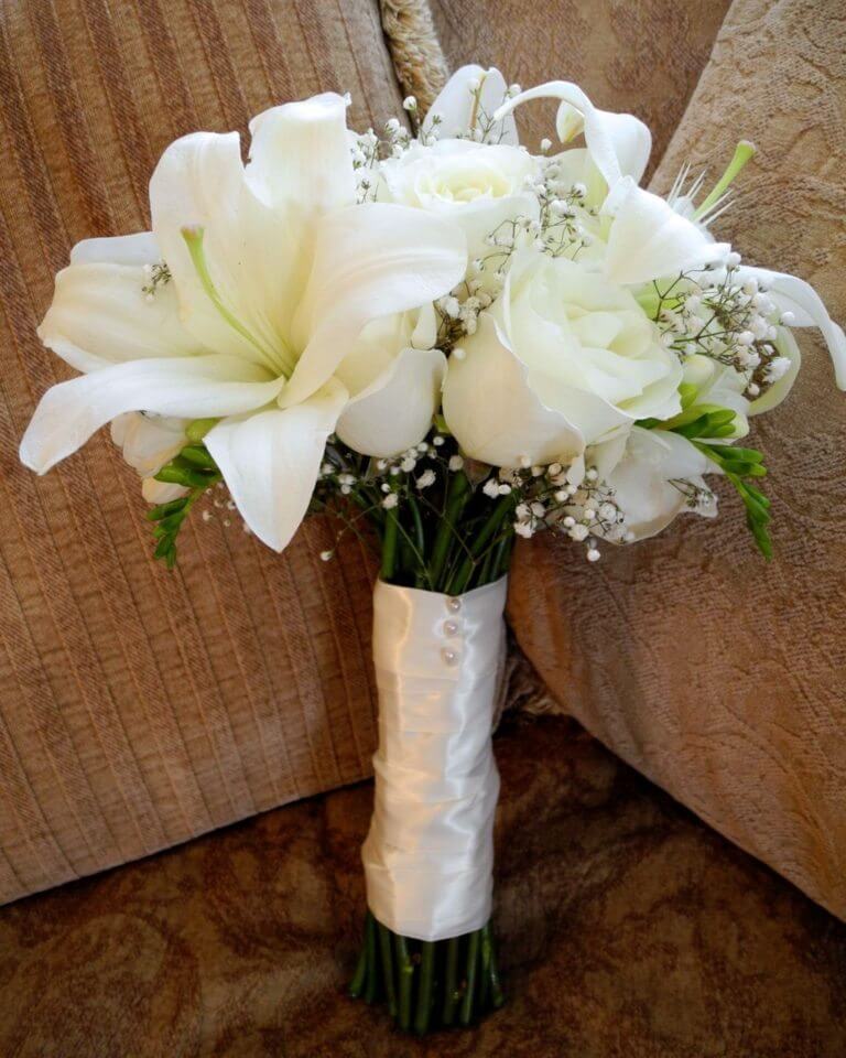 white-cream-rose-lily-wedding-bouquet-3-768&#215;960-1.jpg