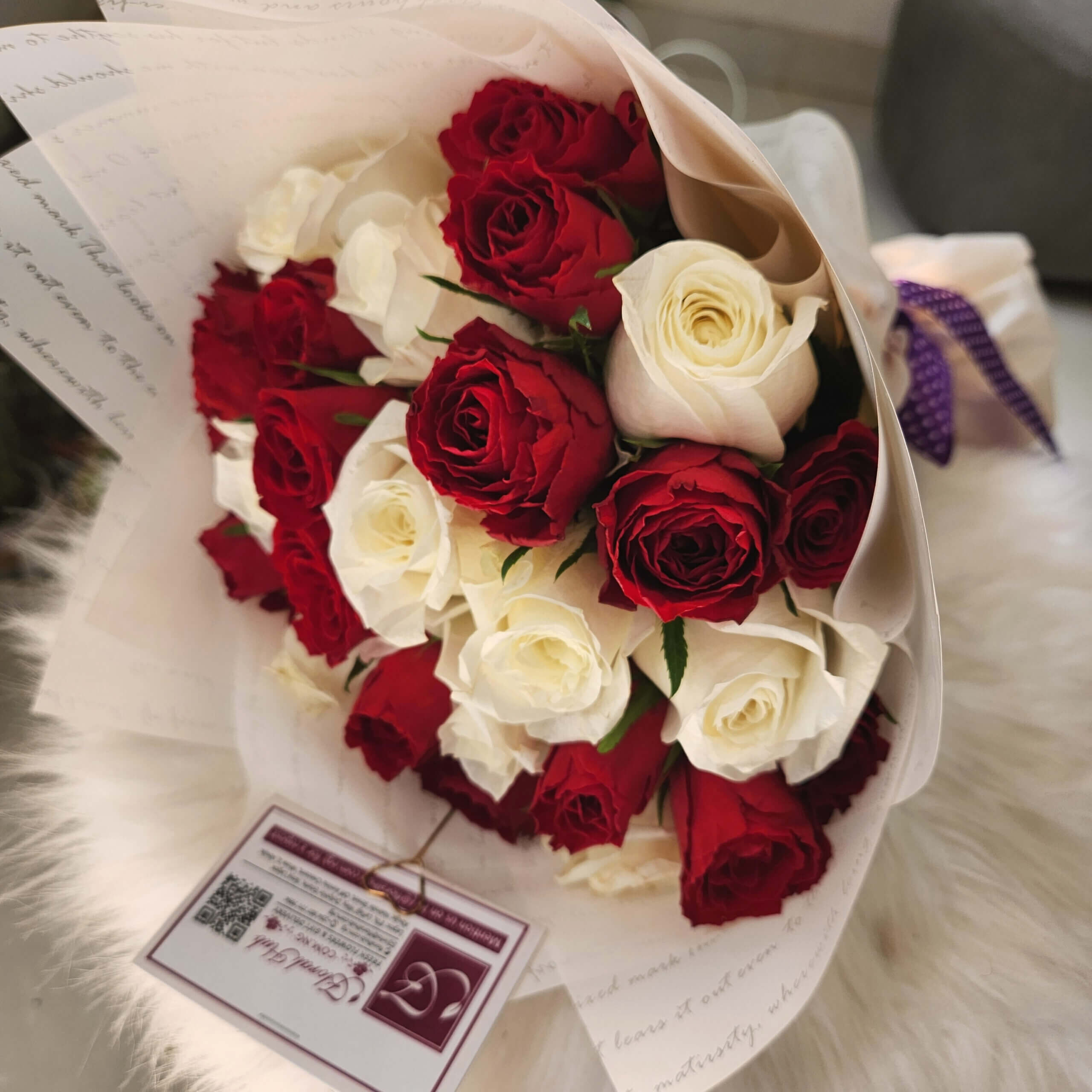 Red &amp; White Roses Floralhu