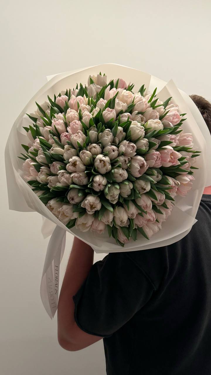 Bouquet on a festive table setting