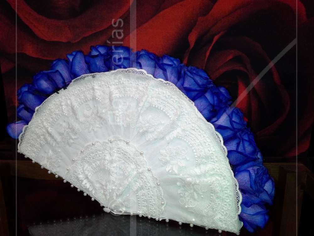 Ramo de Novia de rosas azules sobre abanico de chantilly