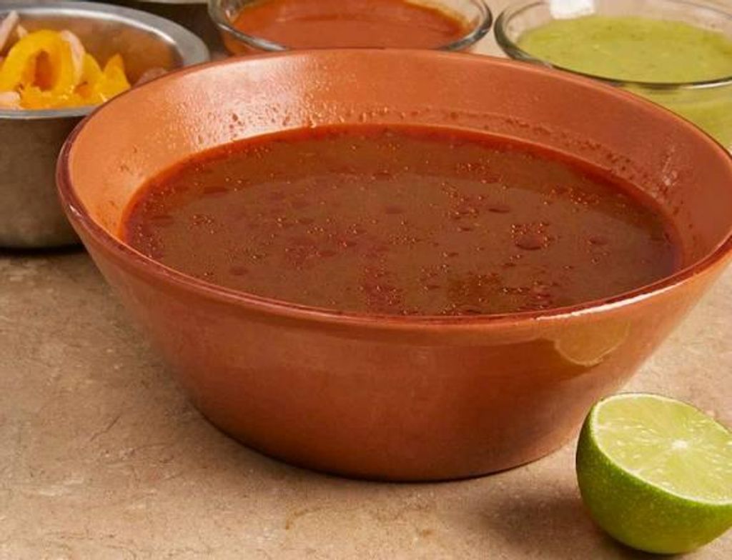 Consomé de birria de res sin carne.