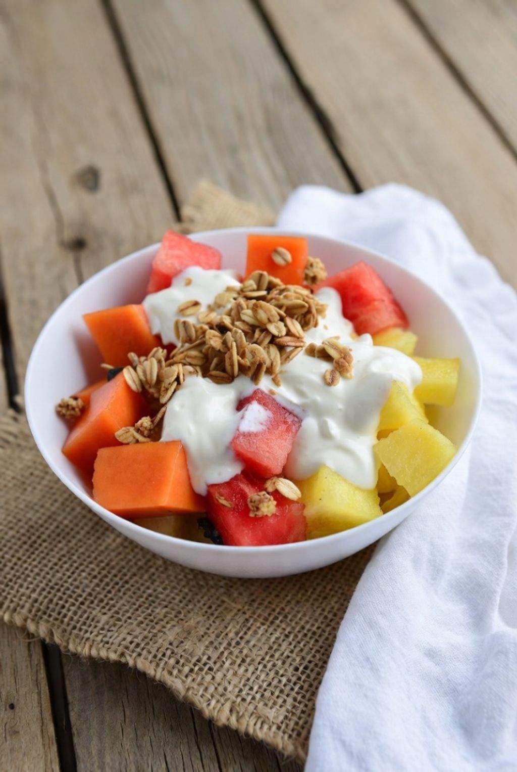 Fruta de temporada con Yogurt y Granola