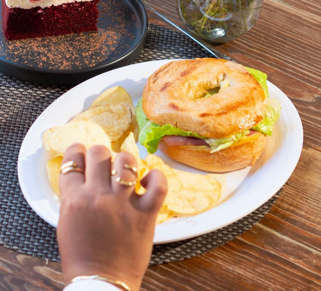 Bagel de jamón y queso