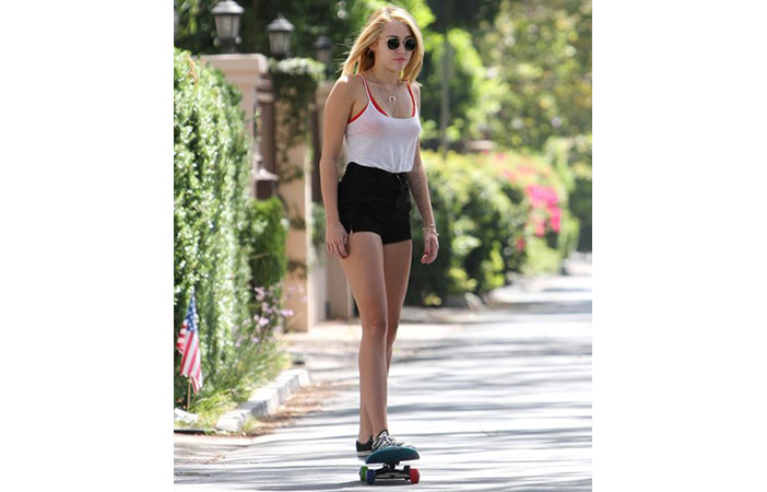 Miley Cyrus skateboarding pic: Pinterest