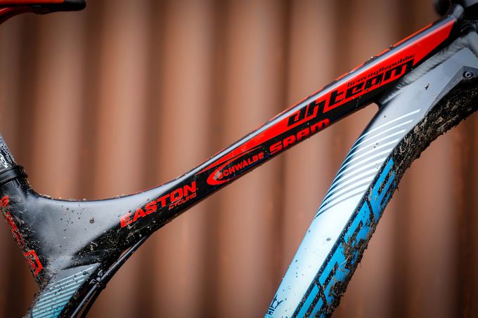 Lapierre DH Team Review - Dirt