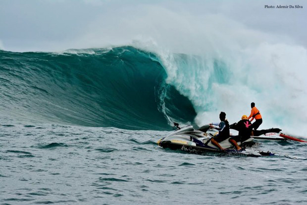 Ian Walsh gets towed into THAT wave at Jaws, Hawaii. Photo: Ademir da Silva