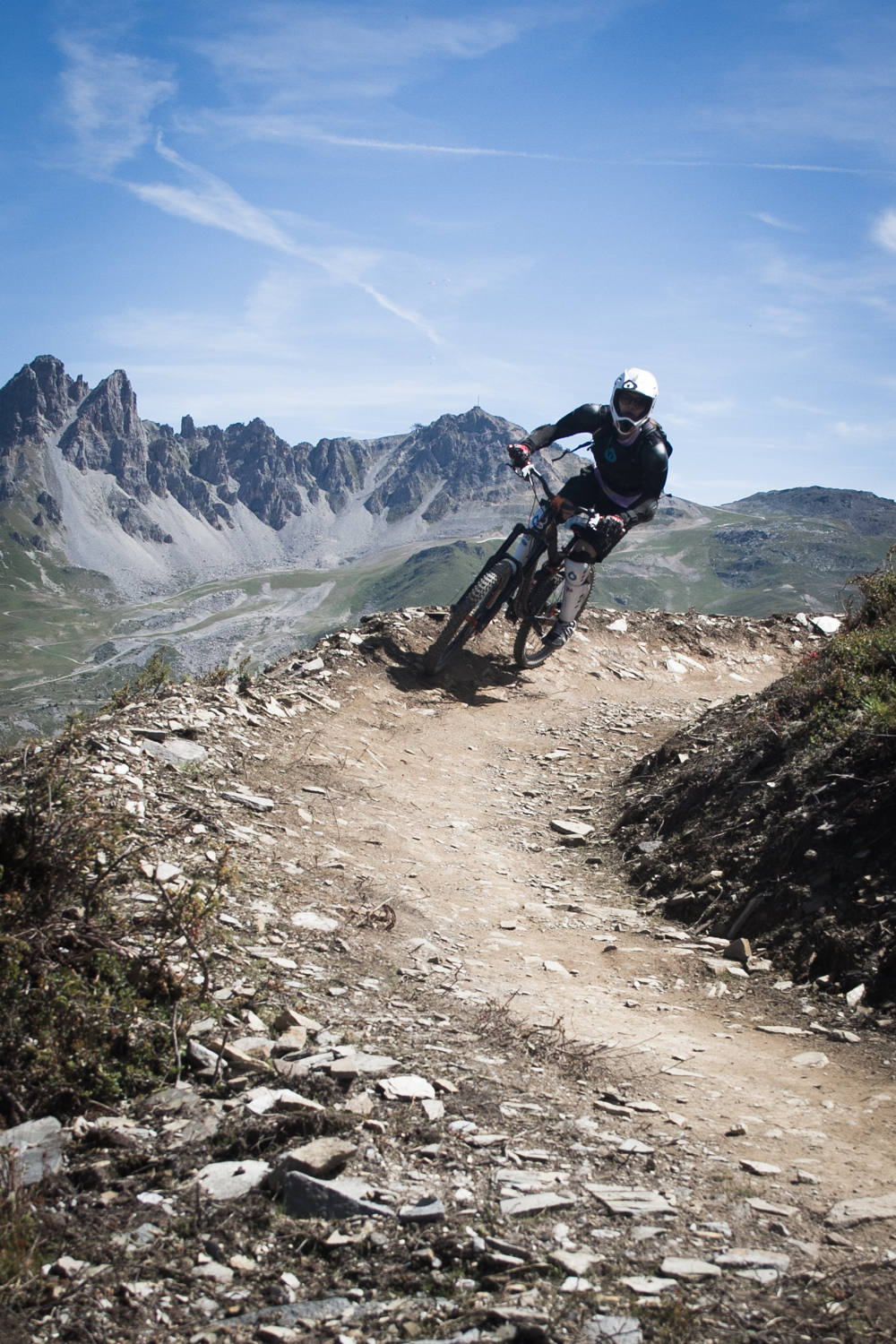 Mpora's bikes editor Stuart rides one of Meribel's blues. 