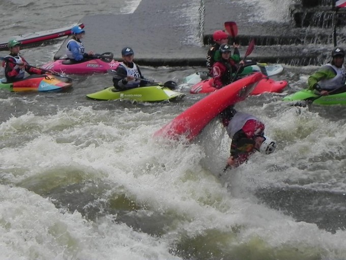 An unknown kayaker playing in the weir. Photo: Thames Valley Freestylers